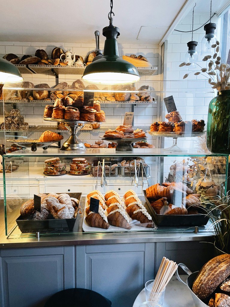 Boulangerie et pâtisserie – produits frais et vitrine ouverte